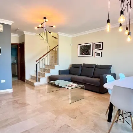 Holiday home Spacious House With Pool Views And Bbq, Eternal Summer Serenity