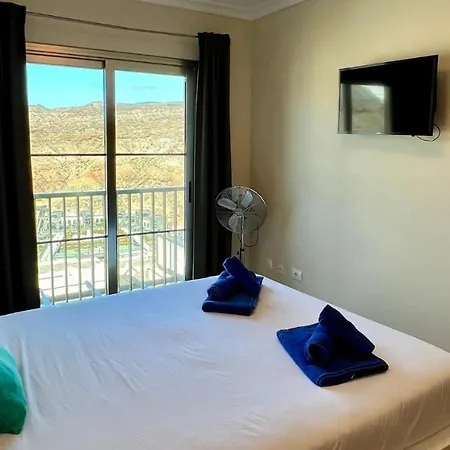 Spacious House With Pool Views And Bbq, Eternal Summer Serenity Holiday home *